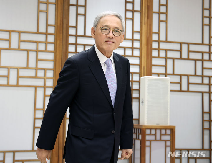 [서울=뉴시스] 전신 기자 = 유인촌 대통령 문화체육특별보좌관이 7일 서울 용산 대통령실 청사에서 열린 위촉장 수여식에 참석하고 있다. (대통령실통신사진기자단) 2023.07.07. photo1006@newsis.com