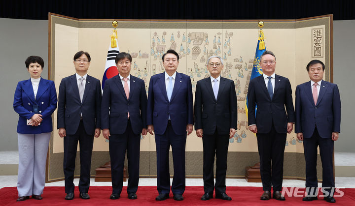 [서울=뉴시스] 전신 기자 = 윤석열 대통령이 7일 서울 용산 대통령실 청사에서 유인촌 대통령 문화체육특별보좌관에게 위촉장을 수여한 뒤 기념촬영하고 있다. 왼쪽부터 김은혜 홍보수석, 이관섭 국정기획수석, 김대기 비서실장, 윤 대통령, 유 특보, 안상훈 사회수석, 이진복 정무수석. (대통령실통신사진기자단) 2023.07.07. photo1006@newsis.com
