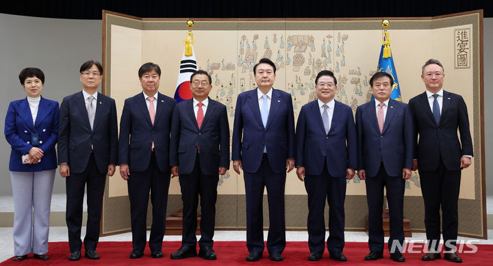 [서울=뉴시스] 전신 기자 = 윤석열 대통령이 7일 서울 용산 대통령실 청사에서 우동기 지방시대위원회 위원장, 이정현 부위원장에게 위촉장을 수여한 뒤 기념촬영하고 있다. 왼쪽부터 김은혜 홍보수석, 이관섭 국정기획수석, 김대기 비서실장, 이 부위원장, 윤 대통령, 우 위원장, 이진복 정무수석, 안상훈 사회수석. (대통령실통신사진기자단) 2023.07.07. photo1006@newsis.com