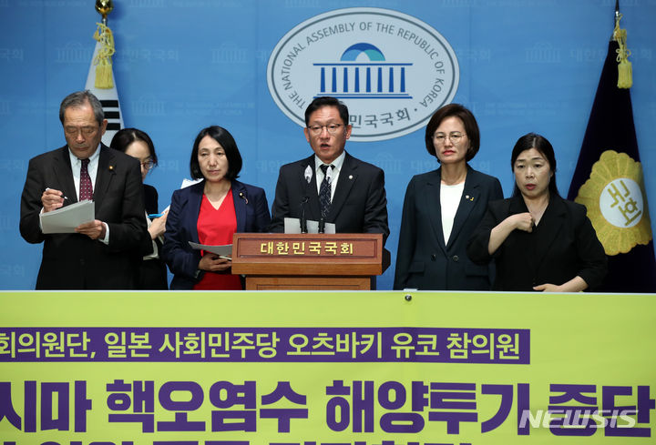 [서울=뉴시스] 고범준 기자 = 배진교 정의당 원내대표가 7일 오후 서울 여의도 국회 소통관에서 열린 후쿠시마 핵오염수 해양투기 중단 촉구 한-일 의원 공동기자회견에서 발언하고 있다. 2023.07.07. bjko@newsis.com