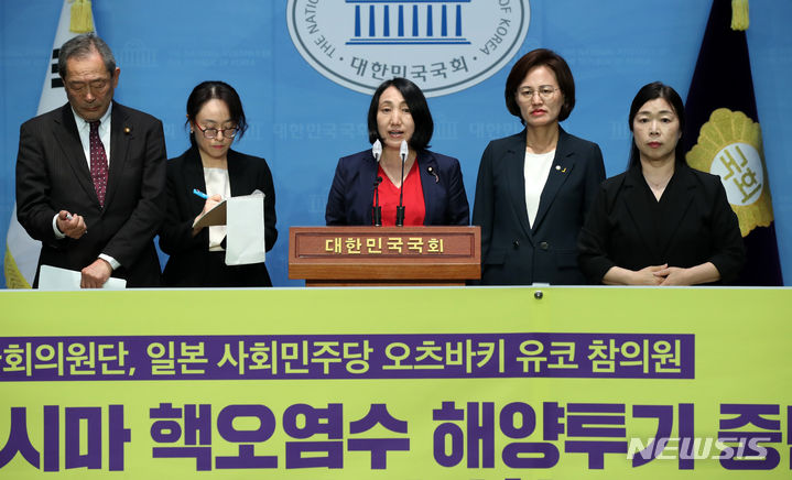 [서울=뉴시스] 고범준 기자 = 일본사회민주당 오츠바키 유코 참의원이 7일 오후 서울 여의도 국회 소통관에서 열린 후쿠시마 핵오염수 해양투기 중단 촉구 한-일 의원 공동기자회견에서 발언하고 있다. 2023.07.07. bjko@newsis.com