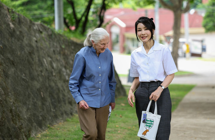 [서울=뉴시스] 윤석열 대통령 부인 김건희 여사가 7일 서울 용산어린이정원에서 세계적인 영장류학자이자 환경운동가인 제인 구달 박사와 산책하며 대화하고 있다. (사진=대통령실 제공) 2023.07.07. photo@newsis.com *재판매 및 DB 금지