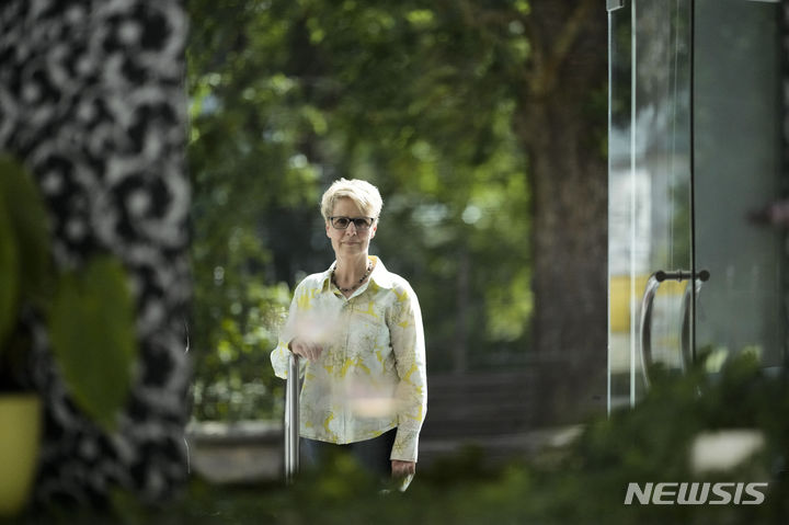 [존넨베르크( 독일)=AP/뉴시스] 독일 극우파의 시장 당선을 우려한 존넨베르크 시민 마르그레트 스트룸(60). 그는 7월5일 극우정당 독일 대안당의 승리를 우려하는 TV인터뷰를 한 뒤에 협박과 온라인 테러에 시달려야 했다고 AP기자에게 말했다. 2023.07.09