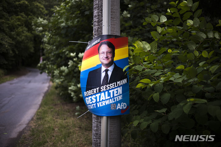 [존넨베르크 (독일)= AP/ 뉴시스] 독일 구동독 지역인 튀링겐주의 존넨베르크에서 7월 5일 나치와 연계 우려를 받고 있는 독일 대안당( AfD) 시장 후보 로베르트 세셀만의 선거 포스트가 전주에 붙어있다.&nbsp; 
