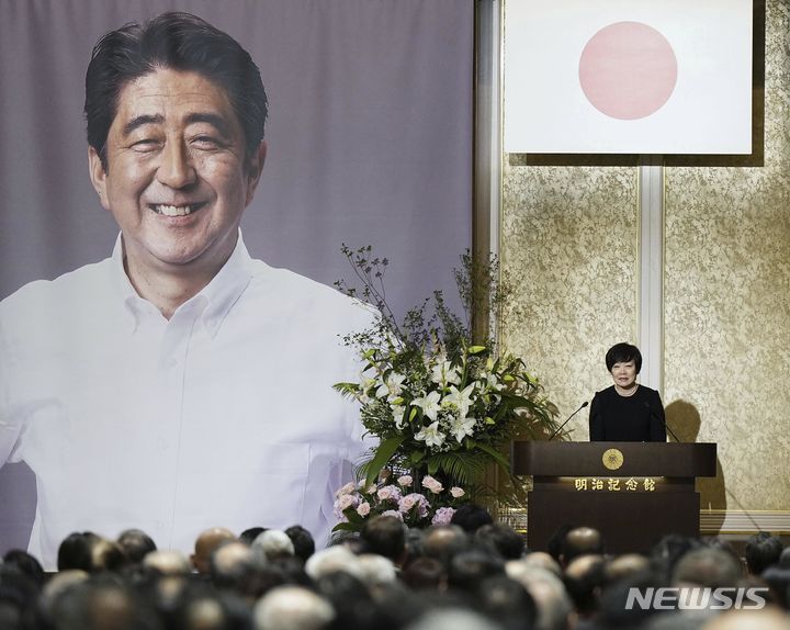[도쿄=AP/뉴시스]아베 신조(安倍晋三) 전 일본 총리가 총격으로 사망한지 4주기가 되는 오는 8일을 앞두고 현지에서 추도식과 회고전 등이 열렸다. 사진은 2023년 7월 8일 아베 전 총리의 부인인 아베 아키에 여사가 도쿄에서 열린 아베 전 총리 추모 모임에 참석해 연설하고 있는 모습. 2026.07.06.