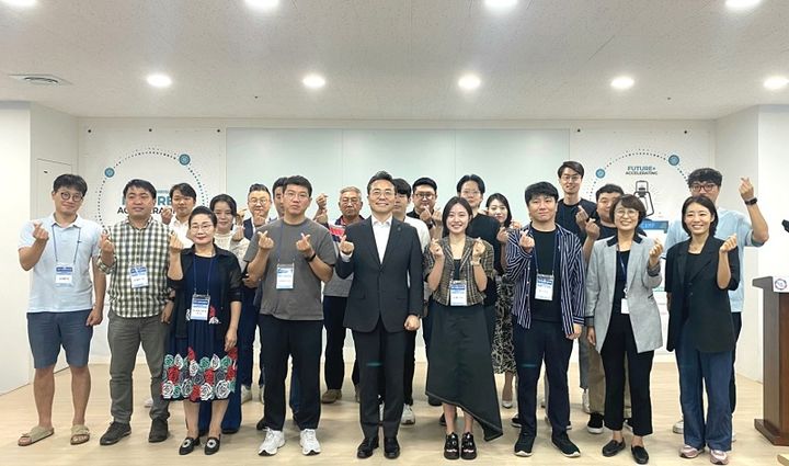 [전주=뉴시스] 전북창조경제혁신센터, 2023년 소셜벤처 육성사업 퓨처레이팅 프리캠프 참가자들이 기념촬영을 하고 있다. *재판매 및 DB 금지