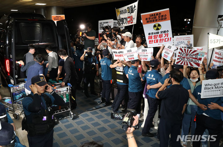 라파엘 그로시 IAEA 사무총장 짐 옮기는 관계자들  [서울=뉴시스] 조성우 기자 = 라파엘 그로시 국제원자력기구(IAEA) 사무총장이 7일 오후 서울 강서구 김포국제공항을 통해 입국한 가운데 관계자들이 그로시 사무총장의 짐을 옮기고 있다. 2023.07.08. xconfind@newsis.com