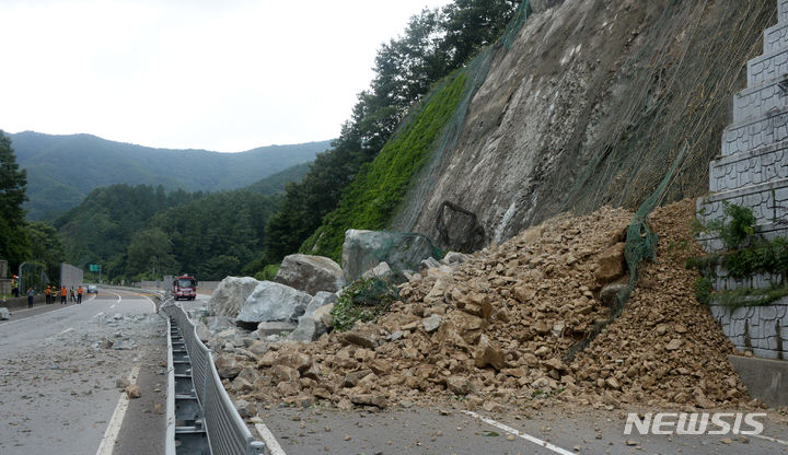 [완주=뉴시스] 김얼 기자 = 전북 완주군 상관면 신리에서 구이 방향 자동차 전용 도로에서 산사태가 발생한 8일 자동차 전용 도로가 통제돼 있다. 2023.07.08. pmkeul@nwsis.com