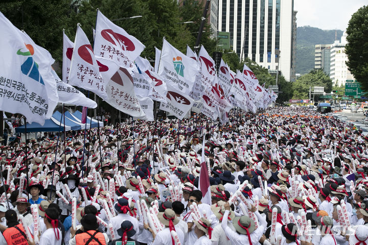 [서울=뉴시스] 김근수 기자 = 전국공무원노동조합 조합원들이 지난 8일 오전 서울 중구 을지로 입구 인근에서 열린 공무원 임금인상 쟁취 총궐기투쟁 대회에서 깃발 입장 행진을 하고 있다. 2023.07.08. ks@newsis.com