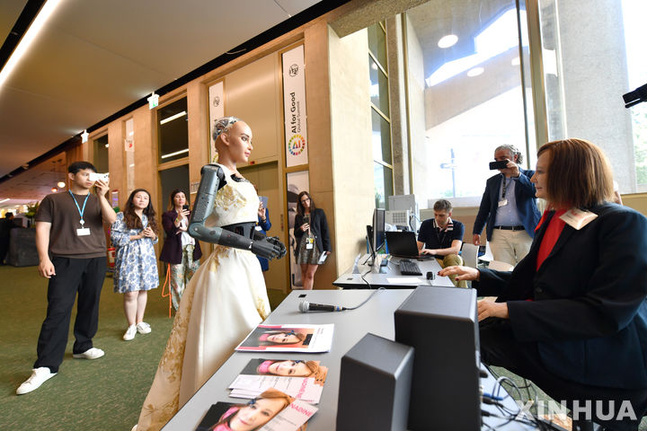 [제네바=신화/뉴시스]지난 7월 스위스 제네바에서 개최된 좋은 인공지능 정상회의에 등장한 인간형 로봇 소피아(왼쪽)가 다른 로봇 네이딘(오른쪽)과 대화하는 장면. 인공지능이 의식을 가진 존재인지를 규명하느라 과학자들이 골머리를 앓고 있다. 2023.9.19. 