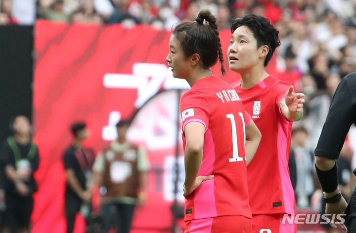 [서울=뉴시스] 황준선 기자 = 8일 오후 서울 마포구 서울월드컵경기장에서 열린 여자축구국가대표팀 평가전 대한민국과 아이티의 경기, 공격에 실패하자 이금민이 최유리를 위로하고 있다. 2023.07.08. hwang@newsis.com