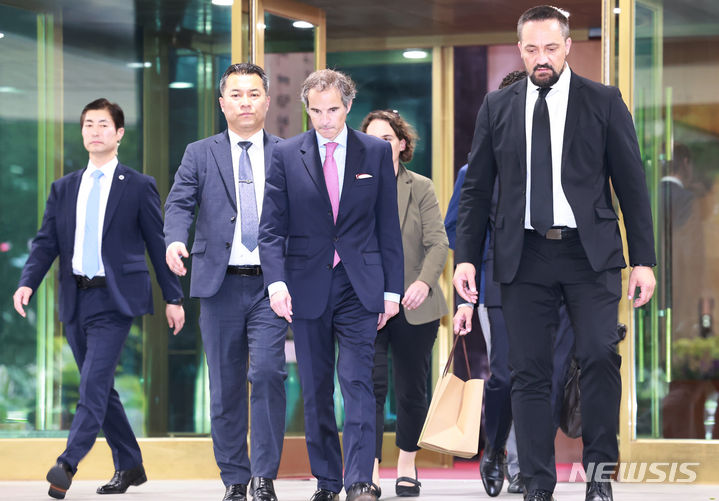 [서울=뉴시스] 김근수 기자 = 라파엘 그로시 국제원자력기구(IAEA) 사무총장이 8일 오후 서울 종로구 외교부 청사에서 박진 외교부 장관과 면담을 마치고 이동하고 있다. (공동취재사진) 2023.07.08. photo@newsis.com