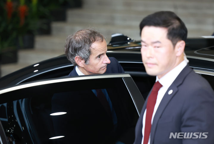 [서울=뉴시스] 김근수 기자 = 라파엘 그로시 국제원자력기구(IAEA) 사무총장이 8일 오후 서울 종로구 외교부 청사에서 박진 외교부 장관과 면담을 마치고 차량에 탑승하고 있다. (공동취재사진) 2023.07.08. photo@newsis.com