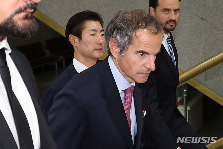 [서울=뉴시스] 김근수 기자 = 라파엘 그로시 국제원자력기구(IAEA) 사무총장이 8일 오후 서울 종로구 외교부 청사에서 박진 외교부 장관과 면담을 마치고 이동하고 있다. (공동취재사진) 2023.07.08. photo@newsis.com