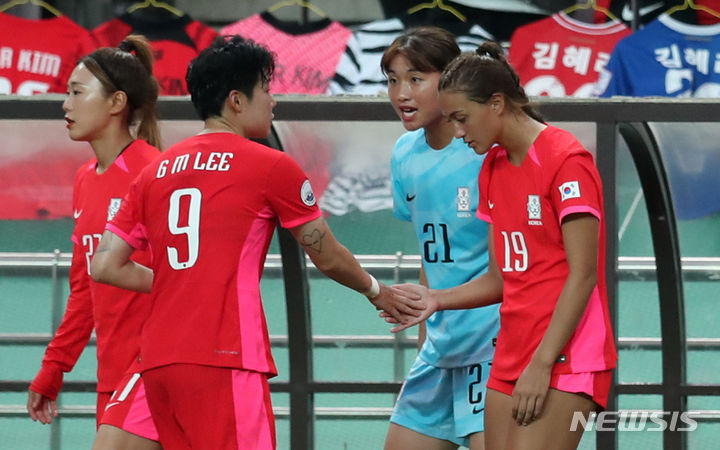 [서울=뉴시스] 김명년 기자 = 8일 오후 서울 마포구 상암월드컵경기장에서 열린 여자축구 국가대표 평가전 대한민국과 아이티의 경기, 대한민국 케이시 유진 페어(오른쪽)가 이금민에게 목례를 하고 있다. 2023.07.08. kmn@newsis.com