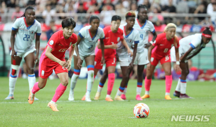 [서울=뉴시스] 황준선 기자 = 8일 오후 서울 마포구 서울월드컵경기장에서 열린 여자축구국가대표팀 평가전 대한민국과 아이티의 경기, 지소연이 패널티킥을 성공시키고 있다. 2023.07.08. hwang@newsis.com