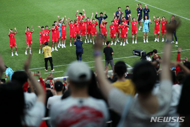 [서울=뉴시스] 김명년 기자 = 콜린벨 여자 축구국가대표팀 감독을 비록한 선수들이 8일 오후 서울 마포구 상암월드컵경기장에서 열린 2023 호주·뉴질랜드 여자 월드컵 출정식에서 관중들에게 인사하고 있다., 2023.07.08. kmn@newsis.com