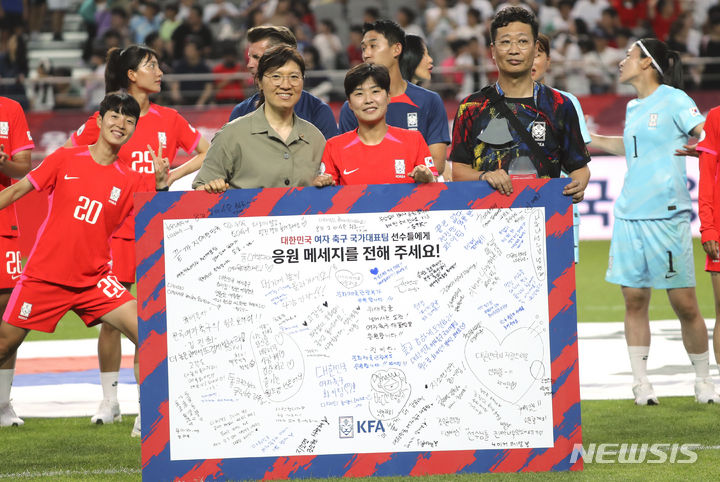 [서울=뉴시스] 최진석 기자 = 8일 서울 마포구 상암동 서울월드컵경기장에서 열린 대한민국 여자축구대표팀 2023 FIFA 호주/뉴질랜드 여자 월드컵 출정식에서 대표팀 지소연과 장미란 문체부 2차관이 기념촬영을 하고 있다. 2023.07.08. myjs@newsis.com팀