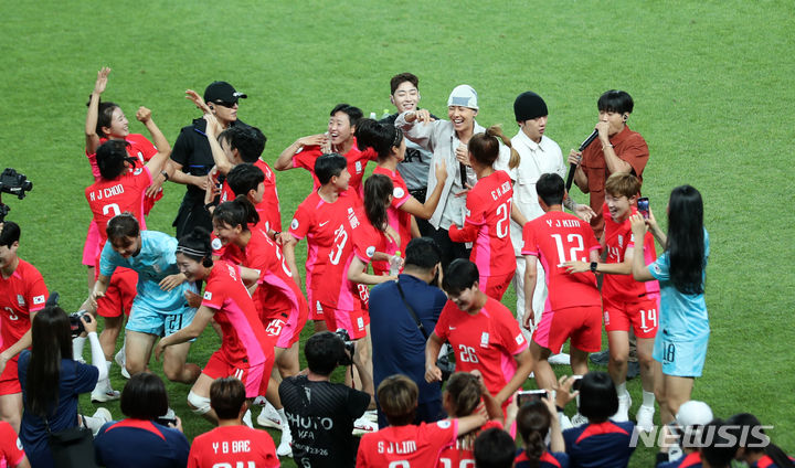 [서울=뉴시스] 김명년 기자 = 8일 오후 서울 마포구 상암월드컵경기장에서 열린 대한민국 여자 축구대표팀 출정식에서 선수들이 AOMG 소속 가수들과 공연을 즐기고 있다. 2023.07.08. kmn@newsis.com