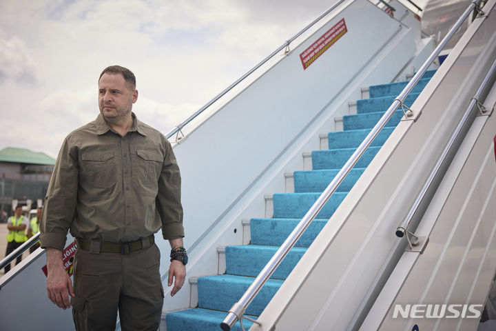 [이스탄불=AP/뉴시스] 미국을 방문한 안드리 예르마크 우크라이나 대통령 비서실장은 4일(현지 시간) 마코 루비오 미국 국무장관에게 추가 대러 제재가 필요하다고 촉구했다. 사진은 예르마크 비서실장이 2023년 7월 8일(현지시간) 튀르키예 이스탄불국제공항에서 비행기 앞에 서 있는 모습. 사진은 우크라이나 대통령 공보실 제공. 2025.06.05.