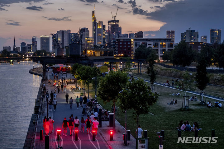 [프랑크푸르트=AP/뉴시스] 월스트리트저널은 지속되는 인플레이션, 노동자들이 고임금보다 근로 시간 단축을 선호하는 경향, 증세 압력 등으로 인해 유럽의 경제 회복을 비관적으로 전망했다. 사진은 독일 프랑크푸르트 마인 강 산책로를 걷고 있는 사람들. 2023.07.19.