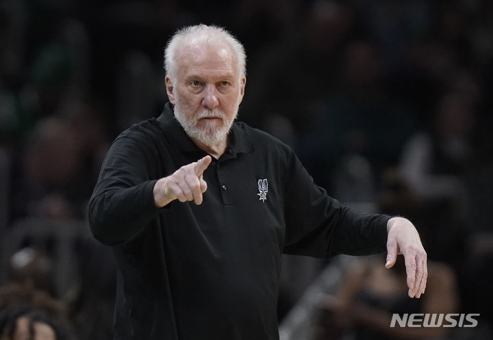 [보스턴=AP/뉴시스] 미국프로농구(NBA) 역대 최다승 기록을 보유하고 있는 그렉 포포비치(74·미국) 감독이 샌안토니오 스퍼스 지휘봉을 5년 더 잡는다. 샌안토니오 구단은 9일(한국시간) 포포비치와 5년 재계약에 합의했다고 발표했다. 2023.03.27