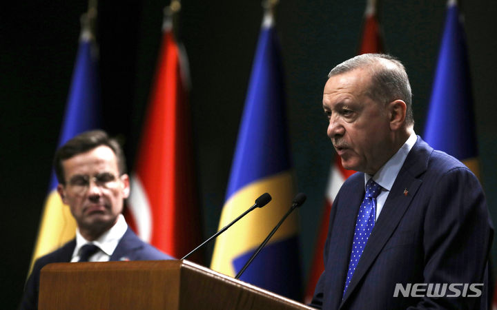 [앙카라(튀르키예)=AP/뉴시스]레제프 타이이프 에르도안 튀르키예 대통령(오른쪽)과 울프 크리스테르손 스웨덴 총리가 지난해 11월8일 튀르키예 앙카라 대통령궁에서 회담 후 기자회견을 하고 있다. 에르도안 대통령은 10일 유럽연합(EU)이 튀르키예의 EU 가입 길을 연다면 튀르키예도 스웨덴의 북대서양조약기구(나토) 회원국 지위를 승인할 수 있다고 말했다. 2023.07.10.