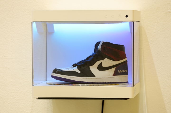 [서울=뉴시스] '스니커즈 언박스드 서울' 전시회에 전시된 스니커즈 중 가장 고가의 전시품인 '2018년 블랙토(Black Toe) 컬러웨이의 에어 조던 1 레트로 하이' 모델을 LG 스타일러 슈케이스에 전시한 모습. (사진=LG전자) 2023.07.09. photo@newsis.com *재판매 및 DB 금지