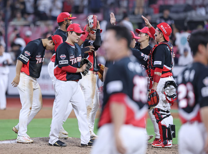 KIA 타이거즈 선수들이 9일 수원 KT 위즈파크에서 열린 KT 위즈와 경기에서 승리한 뒤 하이파이브를 하고 있다. (사진=KIA 제공) *재판매 및 DB 금지