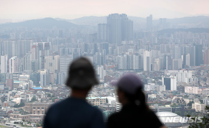 [서울=뉴시스] 김명년 기자 = 부동산R114 시세 조사에서 서울 아파트 매매가격과 전세가격이 약 1년 만에 하락세를 멈춘 것으로 나타났다. 사진은 9일 오전 서울 남산에서 바라본 도심 아파트. 2023.07.09 kmn@newsis.com