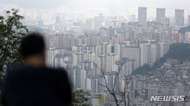 [서울=뉴시스] 김명년 기자 = 부동산R114 시세 조사에서 서울 아파트 매매가격과 전세가격이 약 1년 만에 하락세를 멈춘 것으로 나타났다. 사진은 9일 오전 서울 남산에서 바라본 도심 아파트. 2023.07.09 kmn@newsis.com