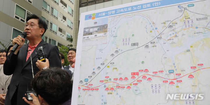 [서울=뉴시스] 김금보 기자 = 전진선 양평군수가 9일 오전 서울 여의도 더불어민주당 당사 앞에서 열린 '강하IC 포함된 서울-양평고속도로 추진재개를 위한 기자회견'에서 질문에 답하고 있다. 2023.07.09. kgb@newsis.com