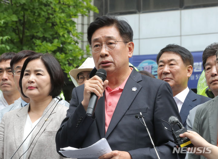 [서울=뉴시스] 김금보 기자 = 전진선 양평군수가 9일 오전 서울 여의도 더불어민주당 당사 앞에서 '강하IC 포함된 서울-양평고속도로 추진재개를 위한 기자회견'을 하고 있다. 2023.07.09. kgb@newsis.com