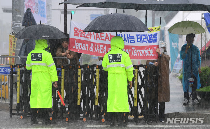 [서울=뉴시스] 추상철 기자 = 더불어민주당 후쿠시마 원전 오염수 해양투기저지 대책위원회와 라파엘 그로시 국제원자력기구(IAEA)사무총장의 면담이 예정된 9일 오전 서울 여의도 국회 앞에서 시민단체가 일본의 오염수 방류를 규탄하는 집회를 하고 있다. (공동취재사진) 2023.07.09. photo@newsis.com