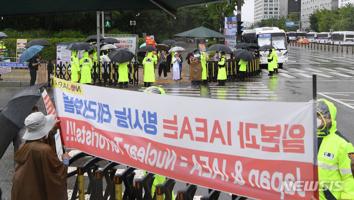 [서울=뉴시스] 추상철 기자 = 더불어민주당 후쿠시마 원전 오염수 해양투기저지 대책위원회와 라파엘 그로시 국제원자력기구(IAEA)사무총장의 면담이 예정된 9일 오전 서울 여의도 국회 앞에서 시민단체가 일본의 오염수 방류를 규탄하는 집회를 하고 있다. (공동취재사진) 2023.07.09. photo@newsis.com