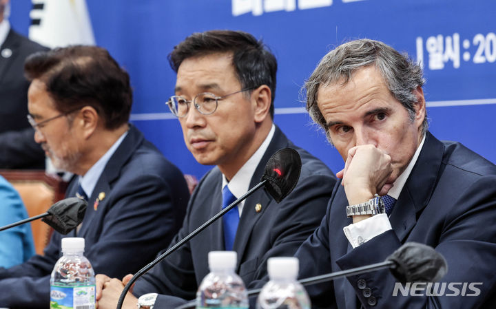 [서울=뉴시스] 추상철 기자 = 라파엘 그로시 IAEA 사무총장이 9일 오전 서울 여의도 국회에서 위성곤 더불어민주당 후쿠시마 원전오염수 해양투기저지 대책위원회 위원장을 비롯한 위원들과 면담을 하고 있다. (공동취재사진) 2023.07.09. photo@newsis.com