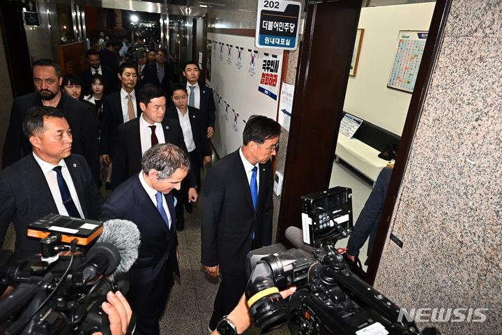[서울=뉴시스] 추상철 기자 = 위성곤 더불어민주당 후쿠시마 원전오염수 해양투기저지 대책위원회 위원장이 9일 오전 서울 여의도 국회에서 라파엘 그로시 IAEA 사무총장과 면담을 위해 이동하고 있다. (공동취재사진) 2023.07.09. photo@newsis.com