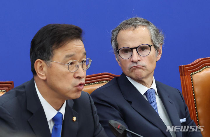 [서울=뉴시스] 추상철 기자 = 라파엘 그로시 IAEA 사무총장이 9일 오전 서울 여의도 국회에서 위성곤 더불어민주당 후쿠시마 원전오염수 해양투기저지 대책위원회 위원장의 발언을 듣고 있다. (공동취재사진) 2023.07.09. photo@newsis.com