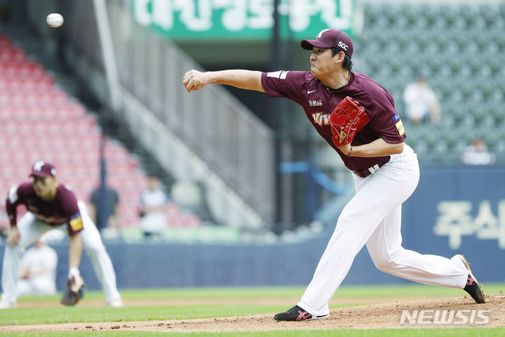 [서울=뉴시스] 최동준 기자 = 지난해 7월9일 서울 잠실야구장에서 열린 2023 KBO 리그 두산 베어스 대 키움 히어로즈의 경기, 키움 선발 정찬헌이 공을 던지고 있다. 2023.07.09. photocdj@newsis.com