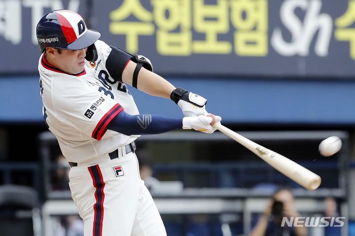 [서울=뉴시스] 최동준 기자 = 9일 서울 잠실야구장에서 열린 2023 KBO 리그 두산 베어스 대 키움 히어로즈의 경기, 2회말 선두 타자 두산 양석환이 솔로 홈런을 치고 있다. 2023.07.09. photocdj@newsis.com