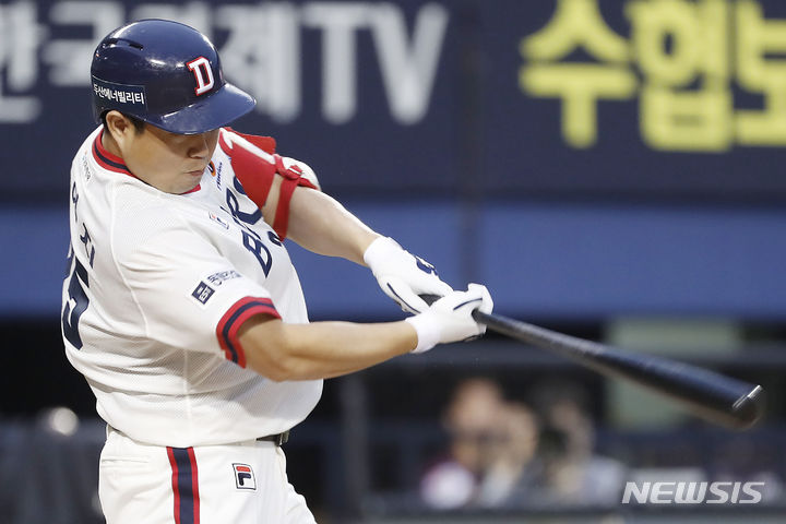 [서울=뉴시스] 최동준 기자 = 9일 서울 잠실야구장에서 열린 2023 KBO 리그 두산 베어스 대 키움 히어로즈의 경기, 6회말 1사 만루 상황 두산 양의지가 2타점 적시타를 치고 있다. 2023.07.09. photocdj@newsis.com