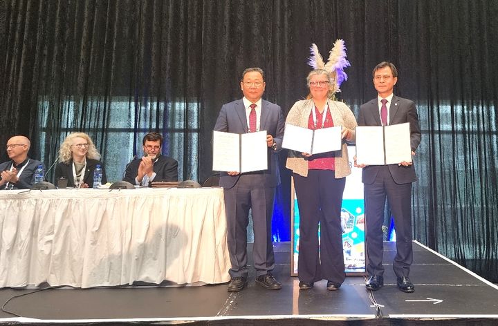 [대전=뉴시스] 조명휘 기자 = 윤성국(오른쪽) 대전관광공사 사장이 최근 남아프리카공화국 케이프타운서 열린‘2023 세계동물유전학회총회(ISAG, International Society for Animal Genetics)’에서 2025년 총회를 유치한 뒤 기념사진을 찍고 있다. (사진= 대전관광공사 제공) *재판매 및 DB 금지