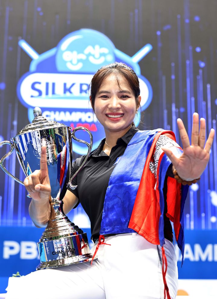 [서울=뉴시스] 스롱 피아비는 지난 9일 경기 안산 상록수체육관에서 열린 프로당구 2023-24시즌 2차투어 '실크로드&안산 PBA-LPBA 챔피언십' LPBA 결승전에서 용현지를 꺾고 우승을 차지했다.(사진=PBA 제공) *재판매 및 DB 금지