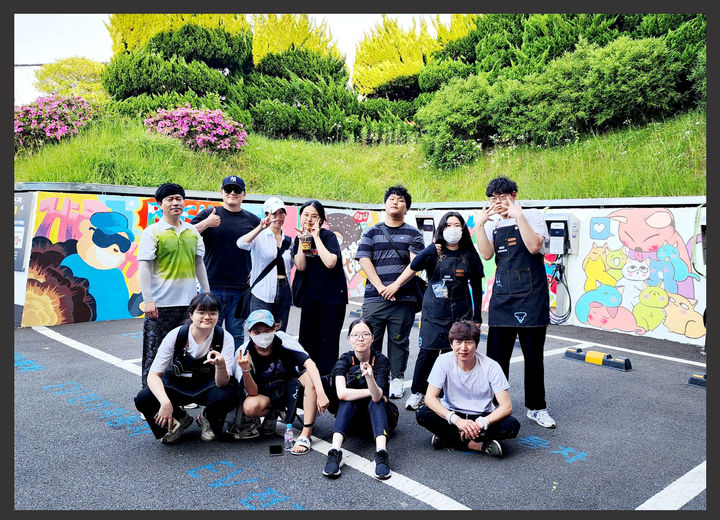 [부산=뉴시스] 동서대 웹툰학과 학생들이 부산 사상구 부산 구치소에 벽화 그리기 봉사 활동을 진행한 뒤 기념 사진을 촬영하고 있다. (사진=동서대학교 제공) *재판매 및 DB 금지