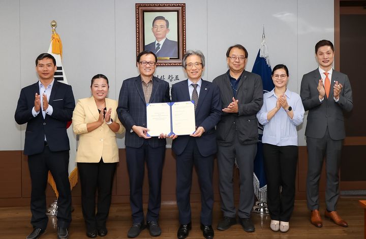 영남대는 베트남 호치민기술대와 2+2 편입학 프로그램 운영을 위한 협약을 체결했다. *재판매 및 DB 금지