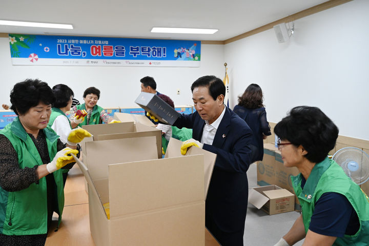 성낙인 군수와 자원봉사자들이 여름나기 꾸러미를 제작하고 있다. (사진=창녕군 제공) *재판매 및 DB 금지