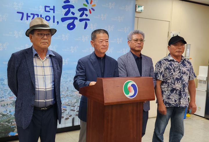 10일 충북 충주시청 브리핑실에서 충주시 신니면 주민들이 '충주~음성 고압 송전선로 건설사업'과 관련해 오는 12일 예정된 입지선정위원회 9차 회의의 잠정연기와 위원회 재구성 등을 요구하는 기자회견을 열고 있다 *재판매 및 DB 금지