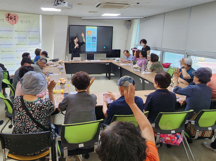 [서울=뉴시스]'현대캐피탈 시니어 디지털 인턴' 활동 사진(사진=현대캐피탈 제공)2023.07.10 photo@newsis.com *재판매 및 DB 금지