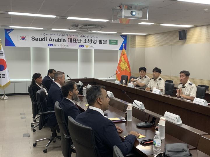 [세종=뉴시스] 고홍주 기자 = 지난 10일 방한한 사우디아라비아 대표단이 소방청을 방문해 성공적인 세계소방관경기대회 개최를 위한 간담회를 갖고 있다. 2023.07.10. (사진=소방청 제공) *재판매 및 DB 금지