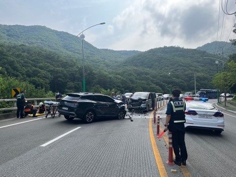 [양산=뉴시스] 안지율 기자 = 경남 양산에서 SUV 승용차가 중앙선을 넘어 승합차와 충돌하면서 14명이 부상을 입는 교통사고가 발생했다. (사진=경남소방본부 제공) 2023.07.10. photo@newsis.com *재판매 및 DB 금지